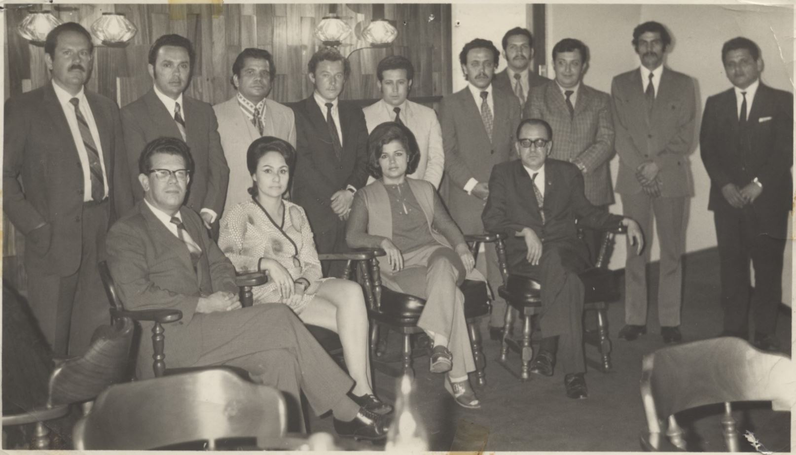 FOTOGRAFÍA DE INVESTIGADORES QUE IRÍAN A CURSO EN VENEZUELA Y AUTORIDADES DEL FUTURO O.I.J. 1 octubre 1972 Colegio de Abo