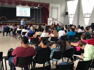 Personal docente y administrativo de la Escuela República de Haití se capacita en posibles riesgos del uso de Redes Sociales