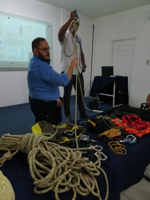 Unidad de Buceo Forense se capacita en cabuyería