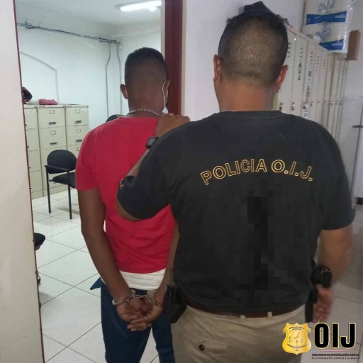 OIJ Batán detuvo a sospechoso de vender droga cerca de la plaza y escuela de Batán