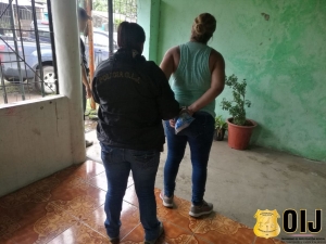 Detienen a sospechosa de venta de droga en Barrio Los Geranios, Guácimo.